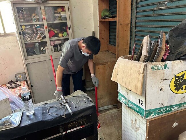 竹縣社工助弱勢戶清除囤積物 整頓環境恢復整潔 | 華視新聞