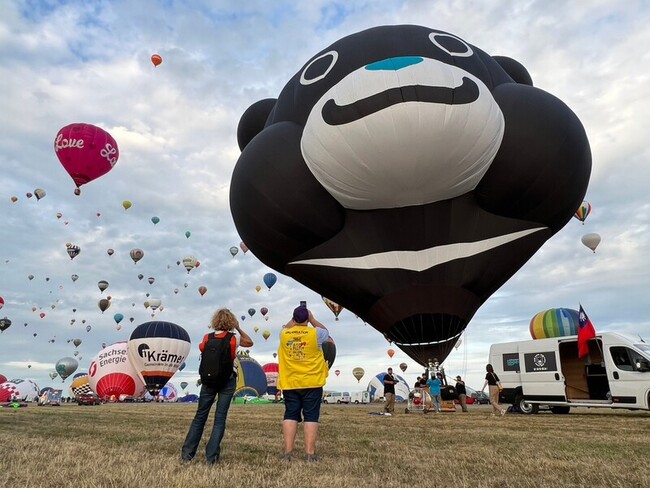 台北熊讚熱氣球翱翔法國  模樣吸睛民眾搶合照 | 華視新聞