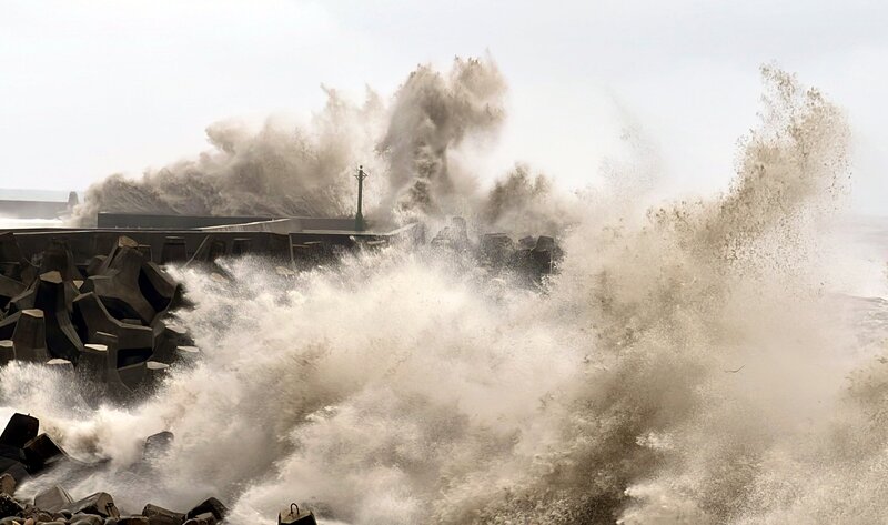 颱風杜蘇芮影響  富岡港掀起逾10公尺浪花