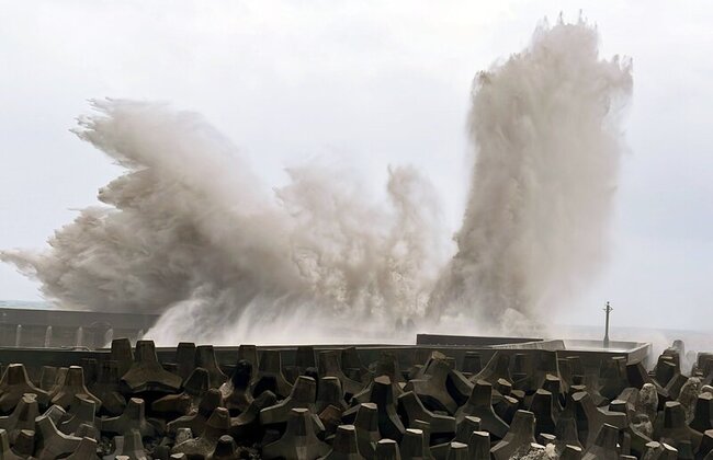 富岡港2漁船遭湧浪打沉  南橫初來至利稻封閉 | 華視新聞