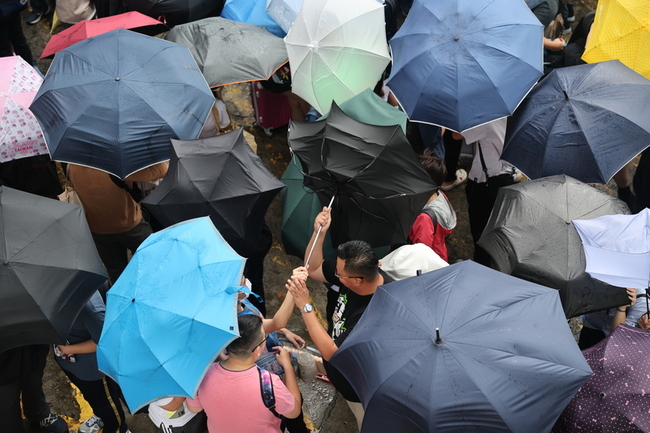 逾萬名漫迷不畏颱風天 漫博場外湧現雨傘海 | 華視新聞