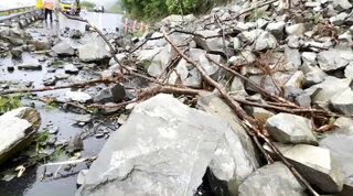 南迴公路399、411公里處 南下車道落石及土石流