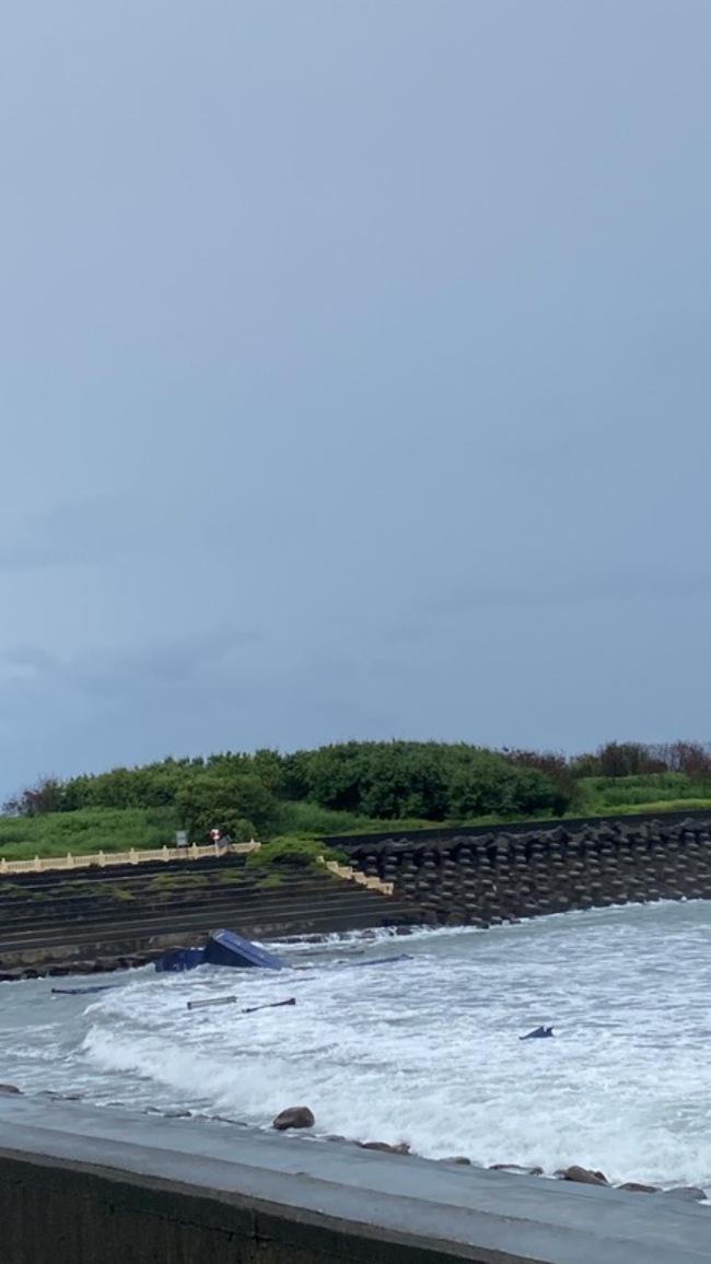 天使輪貨櫃打撈因颱風暫停 監控南星灣31只擱淺貨櫃 | 華視新聞