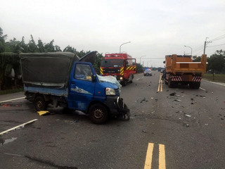 嘉縣小貨車疑偏離車道撞砂石車  1駕駛命危