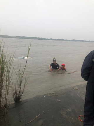 高雄男講手機誤闖高屏溪墜河 趴車頂被警消救上岸