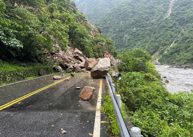 中橫公路溪畔路段邊坡坍方  180名遊客滯留山區 | 華視新聞
