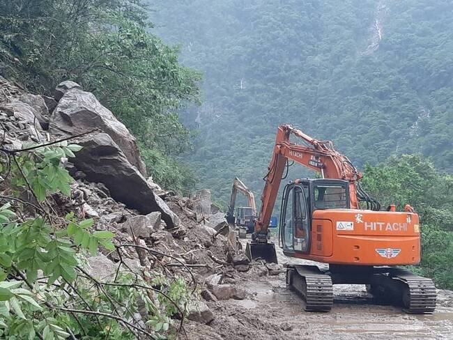 中橫公路東段坍方災點搶修 預計上午11時恢復通行 | 華視新聞