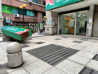 颱風影響  新北蘆洲路燈傾斜、淡水掉招牌無人傷