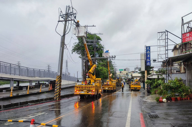 杜蘇芮帶強風 台南大批路樹倒伏、廣告招牌掉落 | 華視新聞