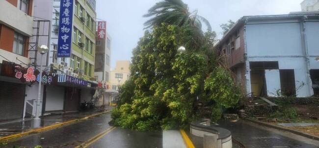 颱風杜蘇芮橫掃澎湖 漁港逾10艘快艇沉沒 | 華視新聞