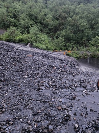 屏東大雨下不停 霧大二橋沖毀、獅子鄉道路坍方