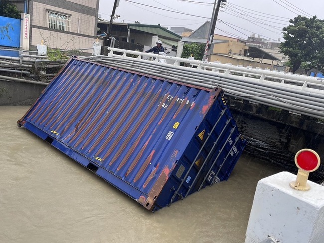 天使輪貨櫃漂到林園橋下 風浪破壞攔油索 | 華視新聞