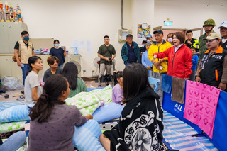 探視颱風安置村民 周春米：待道路安全再回家