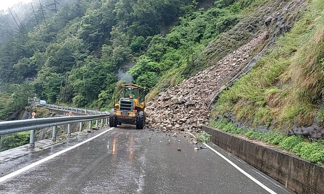 台8線梨山路段邊坡落石坍方 道路雙向阻斷 | 華視新聞