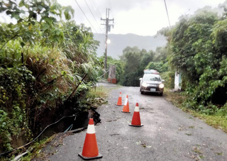 杜蘇芮襲屏東  小琉球漁港堆漂流木、滿州路面塌陷