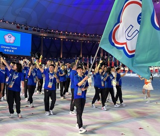 成都世大運開幕 太空人領跑31名火炬手點燃聖火