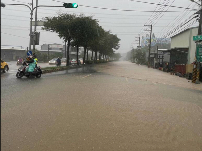 彰化彰南路一段大雨淹水 老翁騎機車跌倒擦傷 | 華視新聞