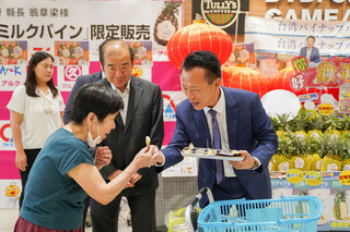 翁章梁山口縣行銷嘉義鳳梨 參拜天滿宮深化台日友誼