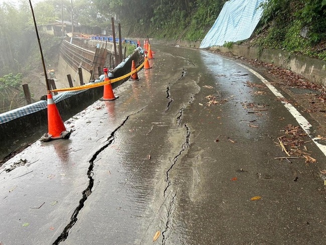 五峰112縣道發生裂縫 竹縣府設警示暫封半邊道路 | 華視新聞