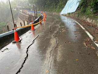 五峰112縣道發生裂縫 竹縣府設警示暫封半邊道路