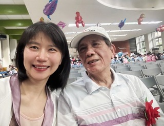 學生難忘師騎車載上學美好畫面 許萬華獲教育奉獻獎