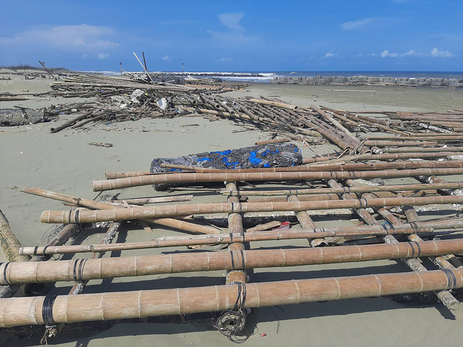 颱風後嘉南海邊堆積漂流木  待政府公告自由撿拾 | 華視新聞