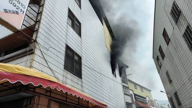 台中大里住宅火警 2住戶受困頂樓獲救 | 華視新聞