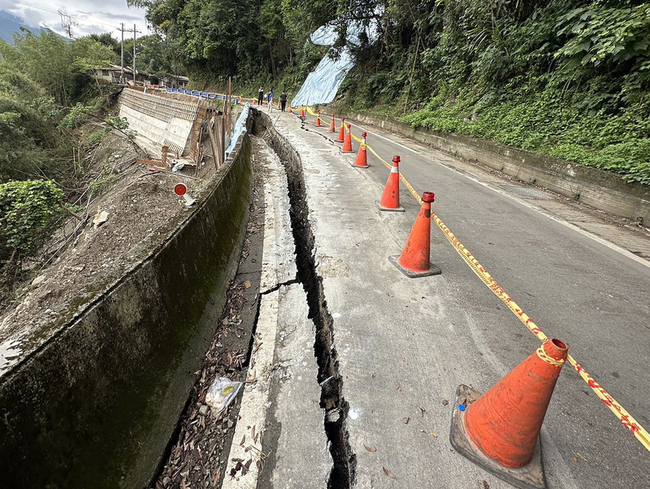 竹縣122線清泉觀霧路段路基塌陷搶修 封路至8/10 | 華視新聞