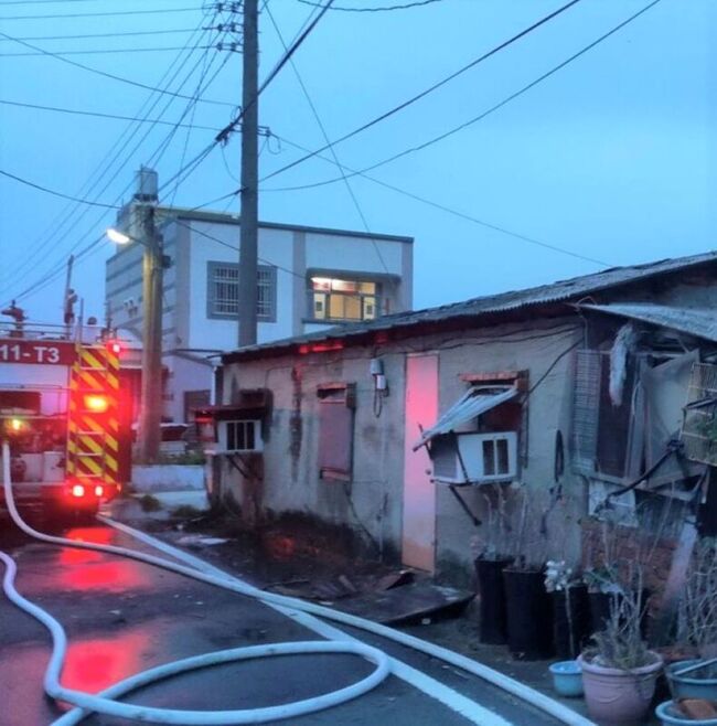 嘉縣東石民宅火警  男子受困屋內送醫不治 | 華視新聞