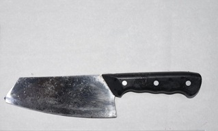 男不滿賒帳遭拒持菜刀砍人  檳榔攤老闆娘縫37針