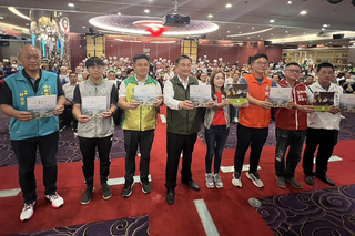 王定宇拚立委3連霸  發表成績單宣傳小冊