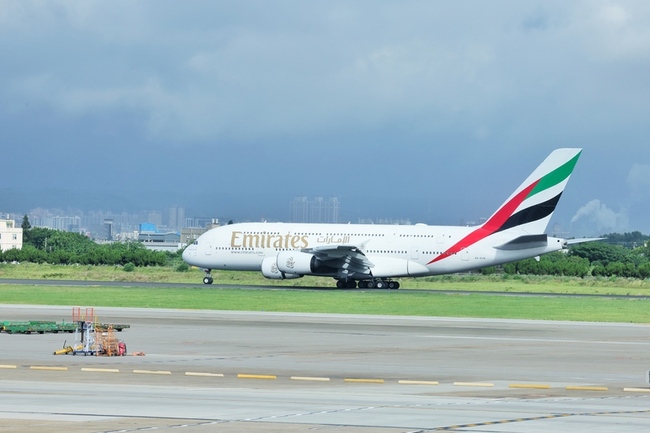 阿聯酋航空旗艦客機A380回歸 桃機灑水儀式迎接 | 華視新聞