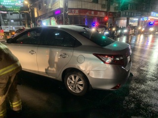 基隆7旬男開車等紅燈 疑暴衝撞死女騎士