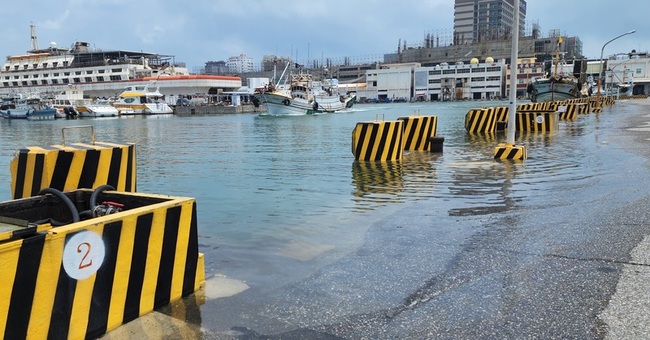 颱風卡努外圍環流逢大潮  澎湖海水溢路面 | 華視新聞