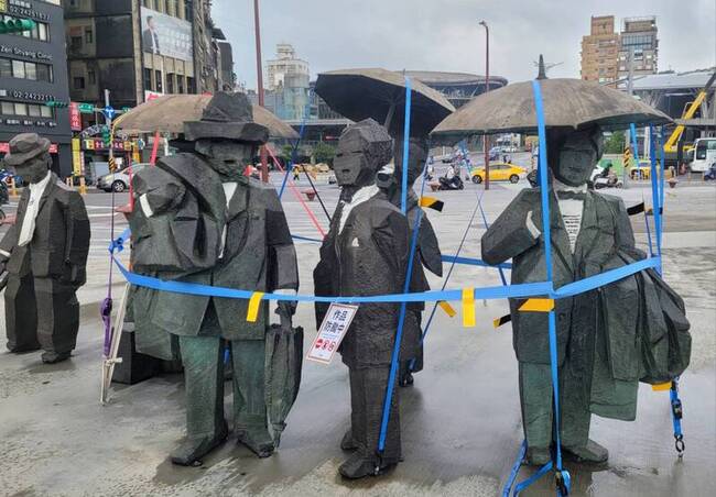 防範颱風卡努 基隆「紳士」雕塑遭纏綁如「圈禁」 | 華視新聞