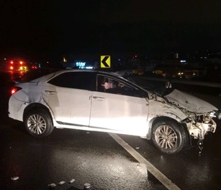 女子國1湖口段疑自撞護欄拋飛  遭後車碾壓身亡