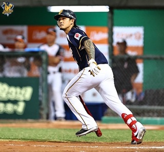 張志豪代打建功敲逆轉安  助兄弟2比1擊退獅隊