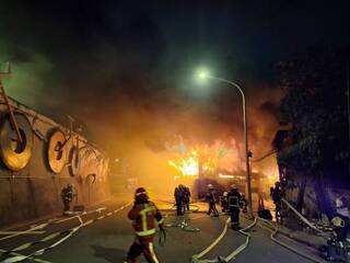 北市士林區鐵皮回收場火警 火勢撲滅無人傷亡