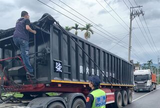 工程廢土從北南送 嘉縣AI執法查扣6輛非法載運車