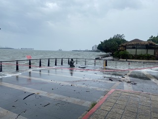 颱風卡努襲淡水老街沿岸 「馬偕上岸處」泡水