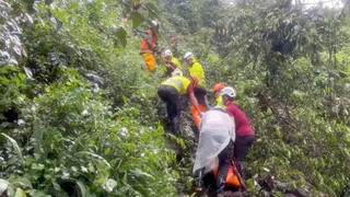 疑台電外包工程車翻落桃園復興邊坡 多人受傷