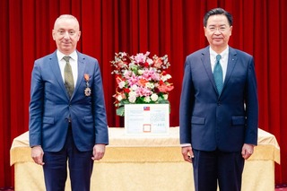 表彰公孫孟促台法合作 吳釗燮頒贈睦誼外交獎章