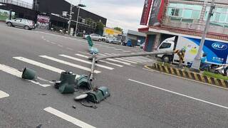 颱風卡努逼近  宜蘭號誌燈桿疑遭強風吹襲腰折