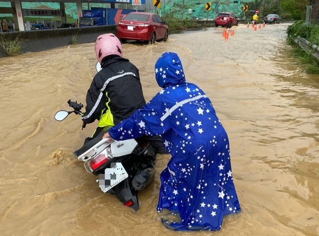 新竹縣寶山鄉雨勢釀積水  騎士強行通過拋錨摔車 | 華視新聞