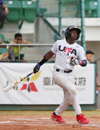 U12世界盃美國隊厄利開轟 老爸戴拳擊手套加油吸睛