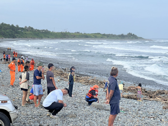 颱風天3遊客台東海邊戲水 40歲男遭浪捲走陸空搜尋 | 華視新聞