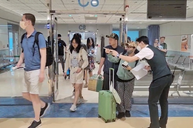 颱風空檔沖繩那霸機場重開 旅客搶排機位返台 | 華視新聞