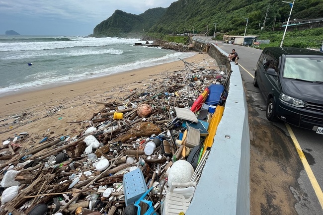 基隆大武崙沙灘堆滿60噸垃圾  環保局派員清理 | 華視新聞