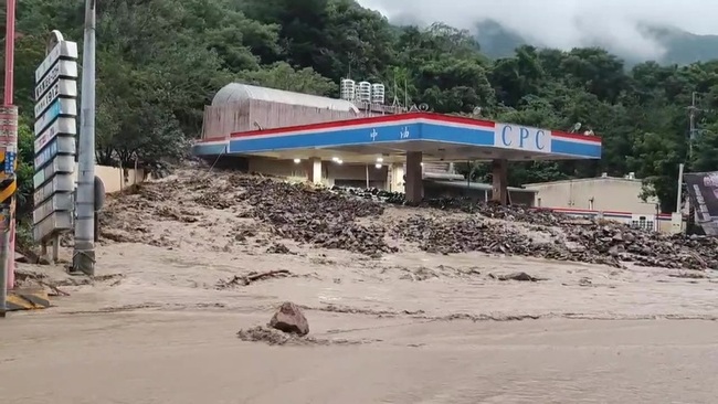 雨炸南投仁愛 土石流埋加油站台14線封閉需遠繞 | 華視新聞