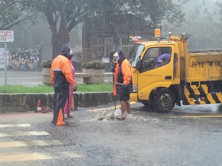 短暫強降雨超過排水負荷 新竹市多處積淹水